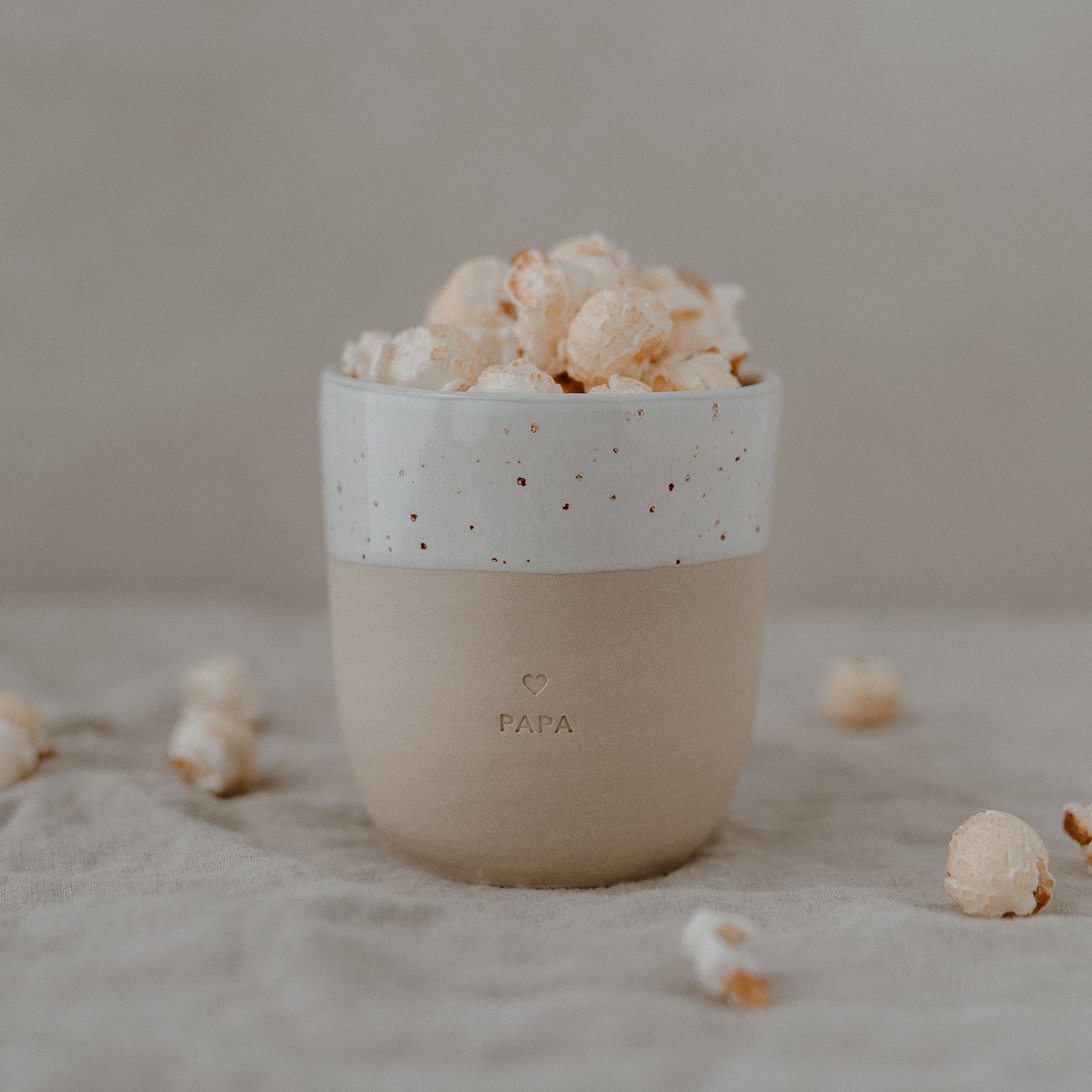 Handgefertigter Steingut Becher Papa