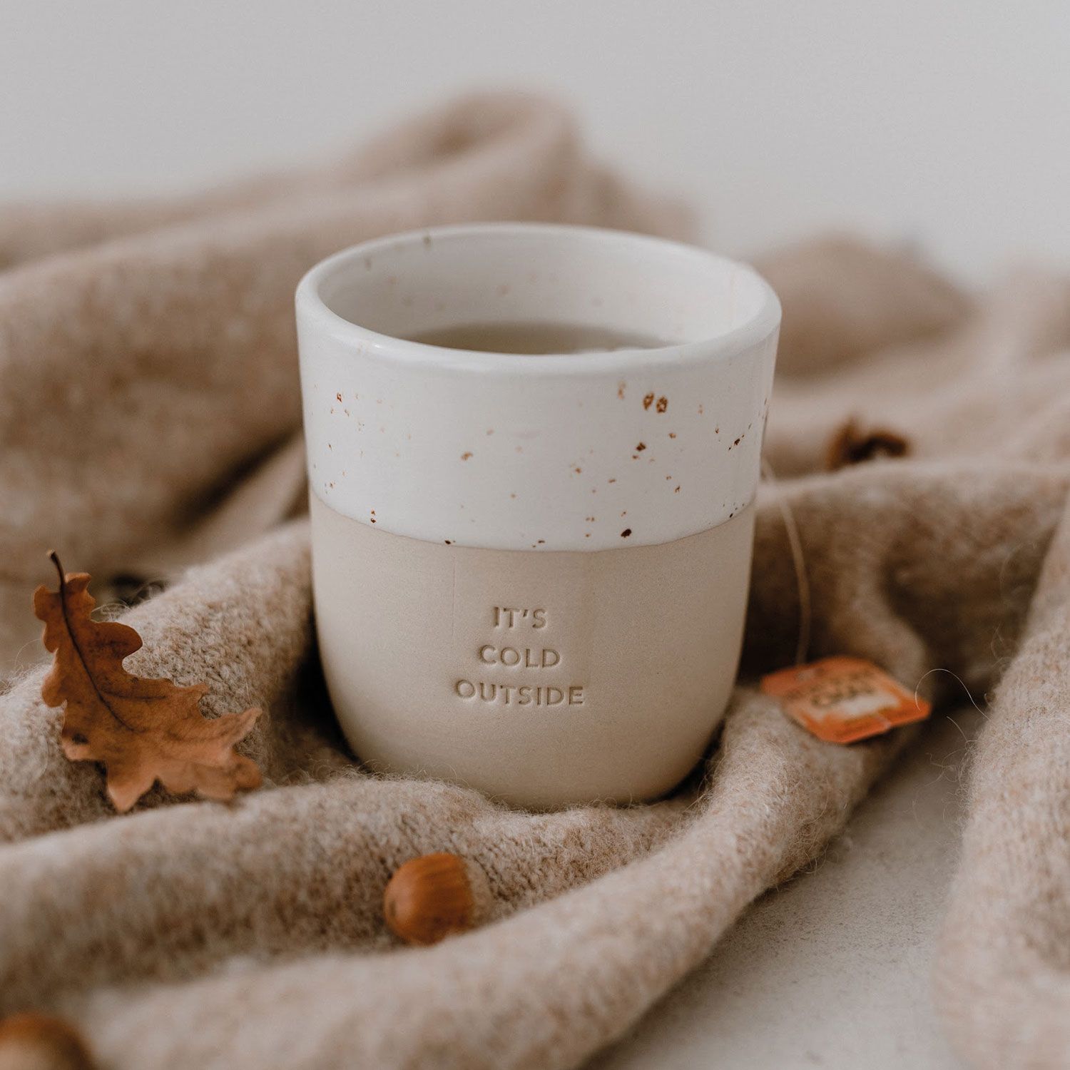 Handgefertigter Steingut Becher It´s Cold Outside